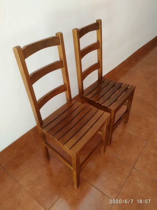 Duas cadeiras em pinho