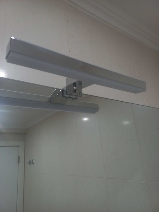 Espelho de casa de banho com iluminação LED