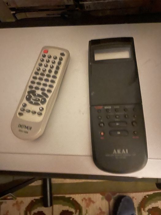 AKAY VS-F 510  para vhs e DENVER modelo DVU-1008 para dvd