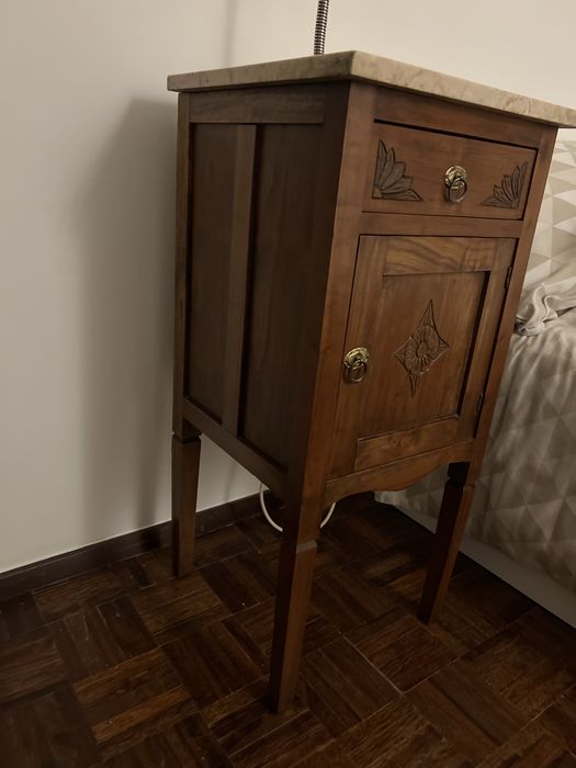 Mesas de cabeceira com tampo de mármore