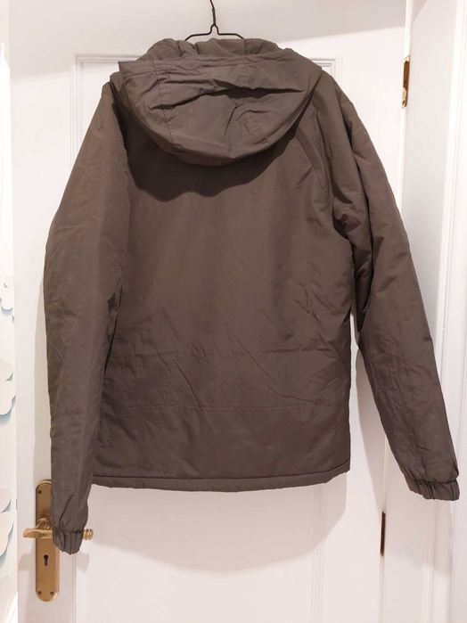 Corta vento com fecho no peito e fechos laterais