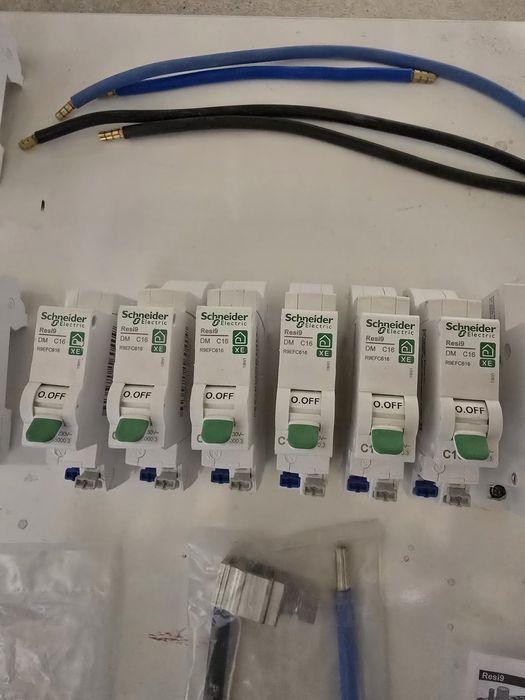 Rozdzielnica elektryczna  Schneider Resi 9 wraz z osprzętem