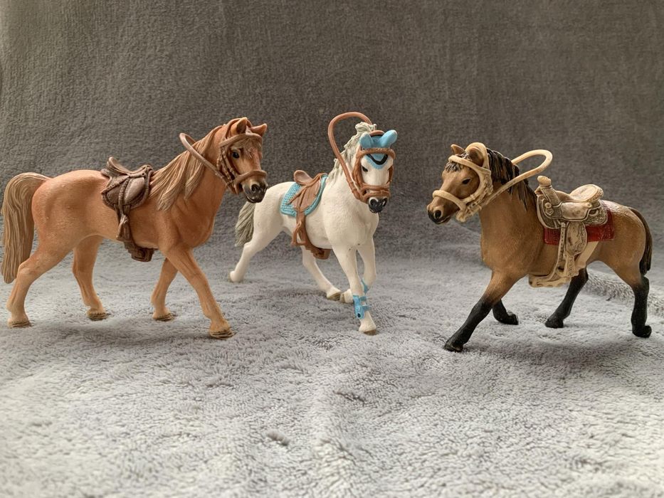 Konie Schleich 3 sztuki  + dwóch jeźdźców