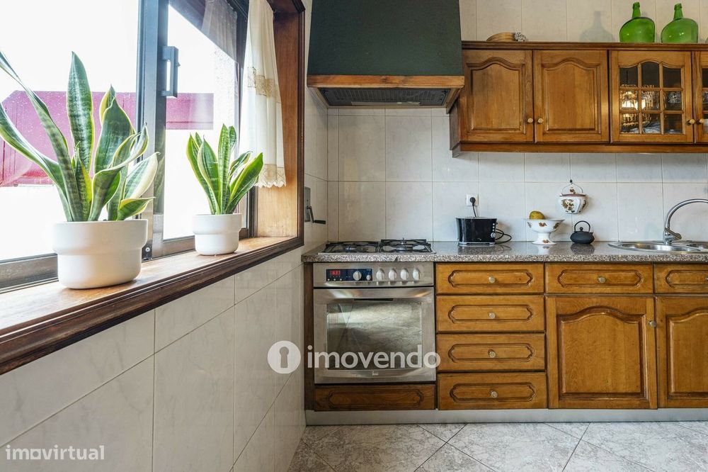 Moradia T4 com áreas amplas, garagem e jardim, na Maia