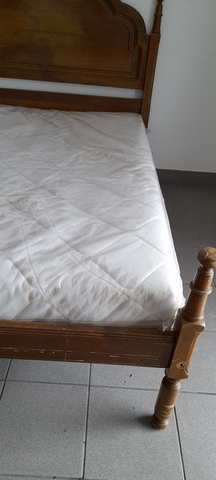 Cama de casal com colchão e estrado