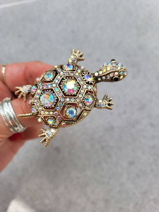Broszka żółw z kamyczkami
