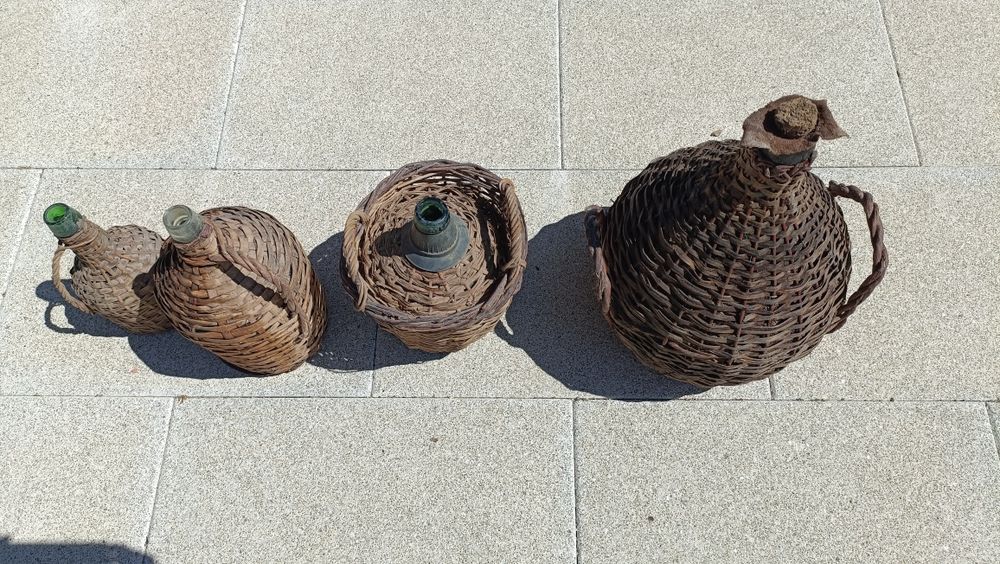 Garrafões revestidos em vime.