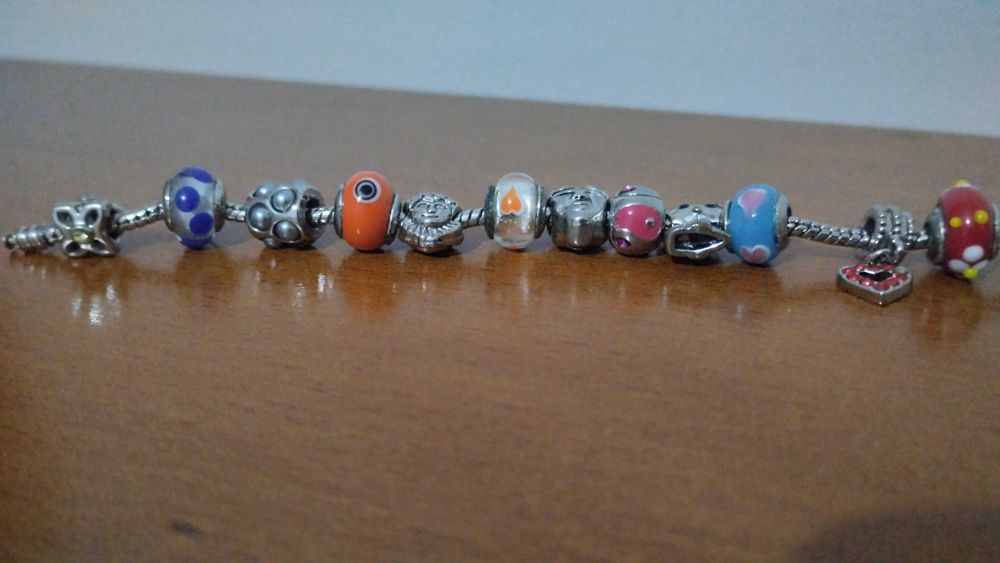 Pulseira Pandora com 12 contas