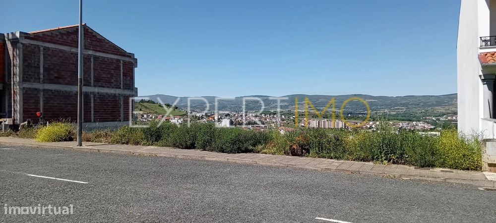 Terreno com 364m² para Construção de Moradia Geminada - Bragança