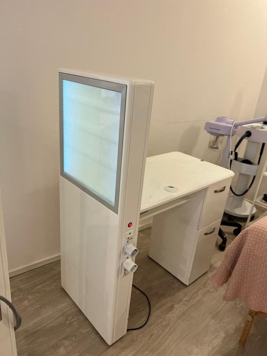 Unhas expositores Esmaltes e mesa manicure