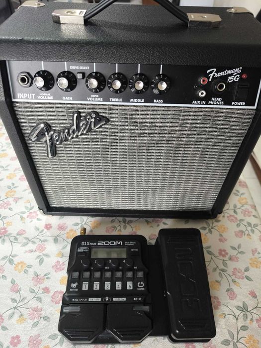 Pack Guitarra Stratocaster Squier + Pedal Guitarra Multi-FX G1X Four Zoom + Suporte de Guitarra