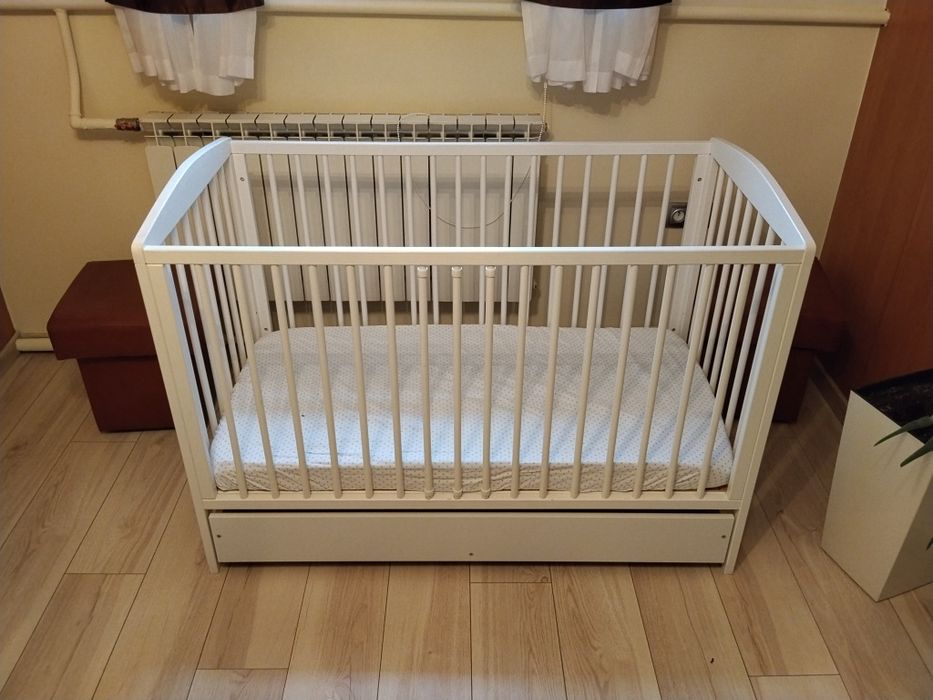 Łóżko, łóżeczko dziecięce białe z szufladą i materacem 120x60.