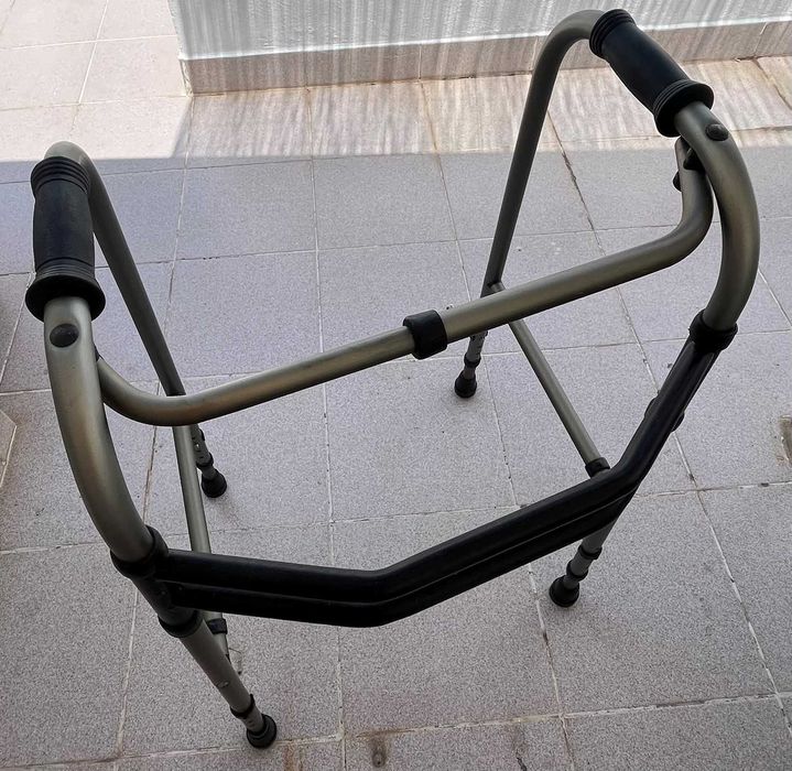 Andarilho para pessoas com mobilidade reduzida em Muito Bom Estado