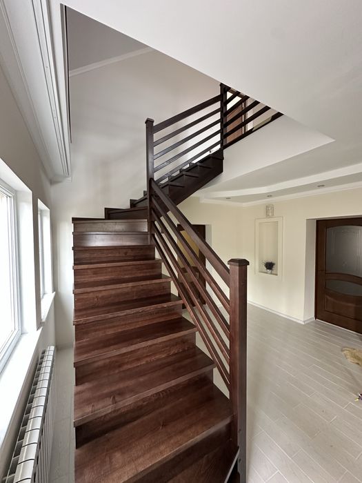 Виготовлення деревʼяних сходів з бука, ясеня, і дуба.