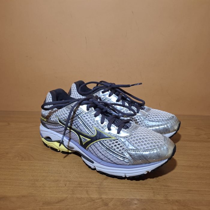 Жіночі фірмові кросівки Mizuno