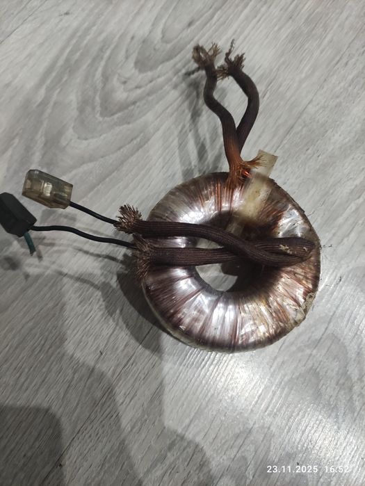 Transformator toroidalny do halogenów