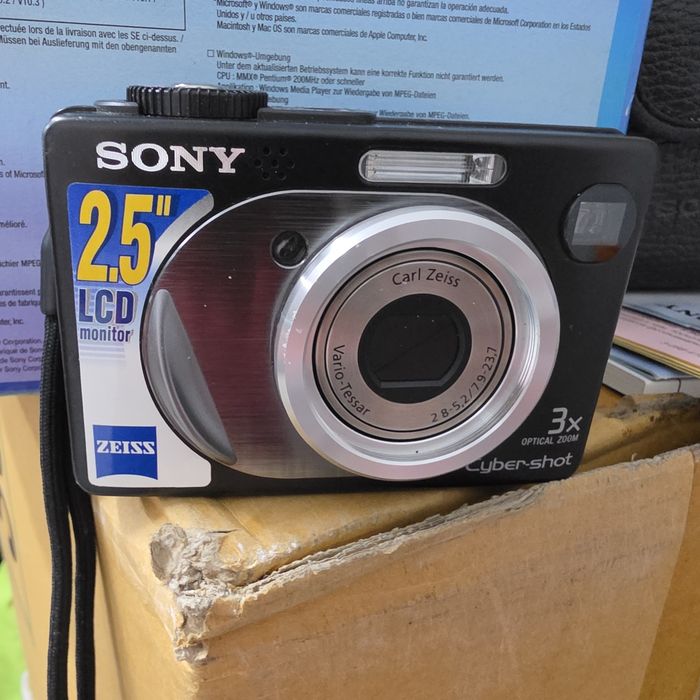 Câmara Vintage Sony Cyber-shot DSC-W12 – Completa na Caixa (Estilo Y2K)