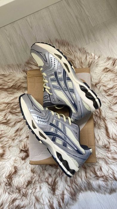 Asics Gel-Kayano 14 bege