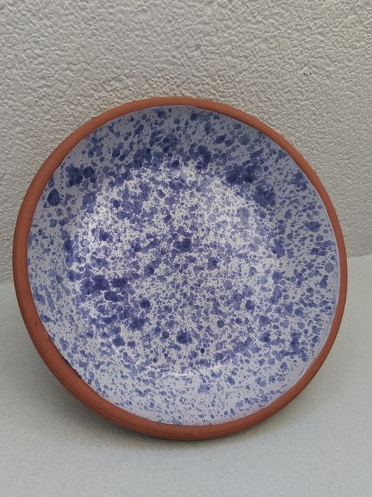 Prato de barro, interior pintado e vidrado, 24cm