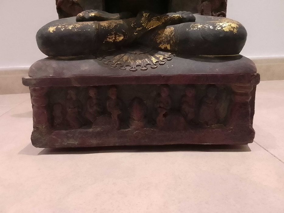 Estátua Detalhada de Buda com Vela em Resina Acrílica