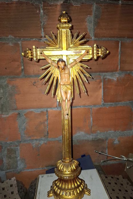 Cruxifixo e cristo em madeira. Antigo