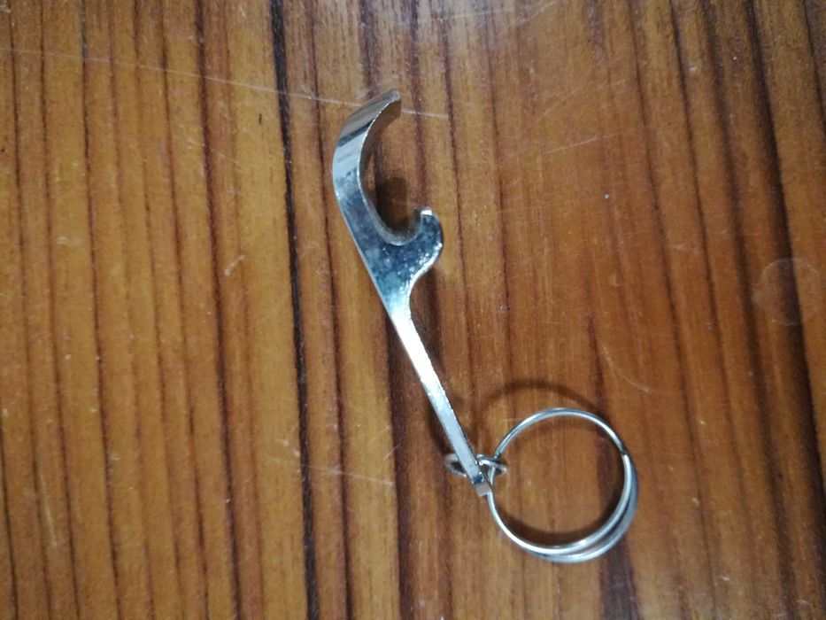 Metalowy brelok - otwieracz do butelek z grawerem VWT3