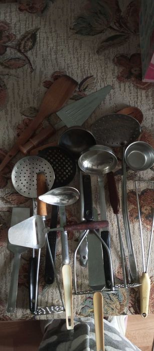 Виделки,ложки, лопатки,ножі,шумовки.Жюл'єнниця і таке інше.