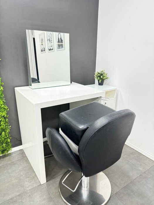 Cadeira corte + Espelho + móvel apoio