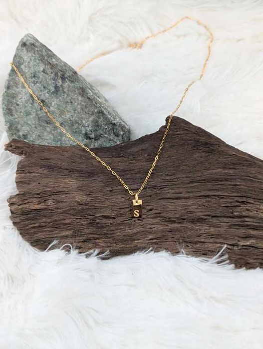 Złoty naszyjnik z literką "S" – stal nierdzewna