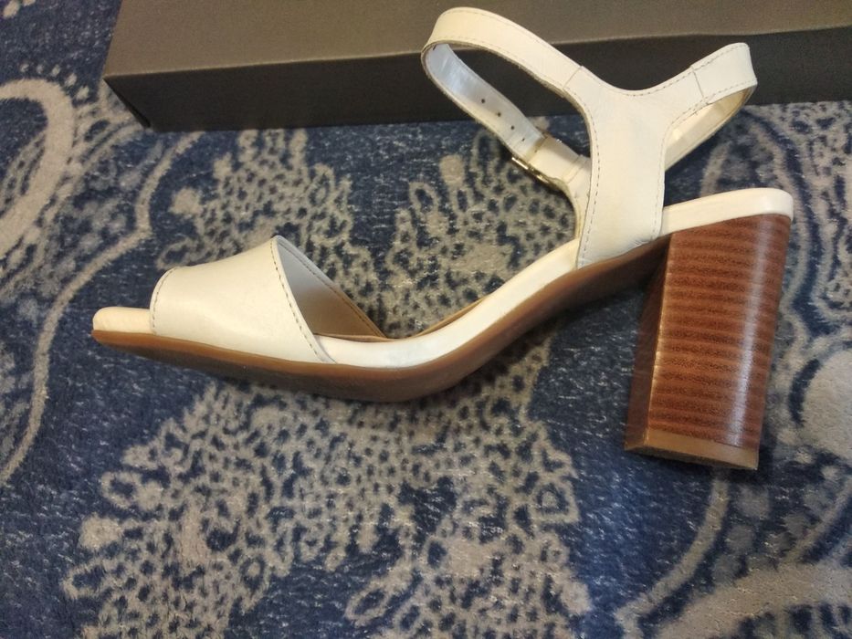 Босоножки кожаные