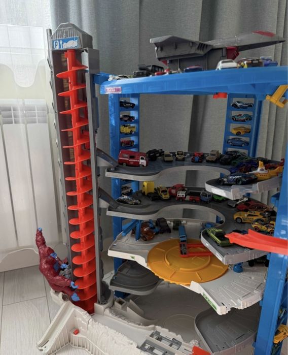 Hot Wheels парковка мега-гараж со спусками. Самовывоз!