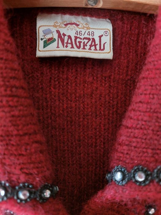 Красивая теплая и уютная жилетка безрукавка шерстяная на пуговицах