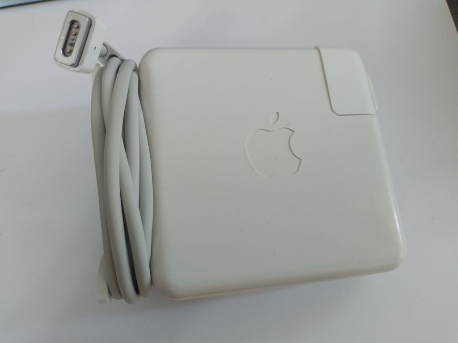 Оригінальний адаптер живлення Apple