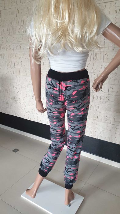 Sportowe Wygodne Leginsy Spodnie w różowe moro rozmiar S