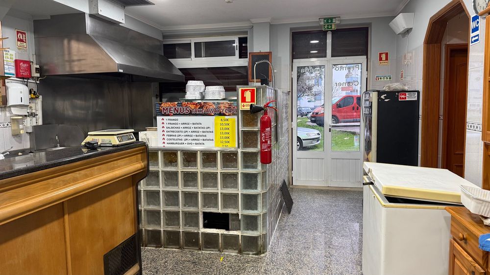 Aluga-se Take-Away / Restaurante Avenida 1 de Maio n. 27 A - Alto dos Bonecos Paio Pires