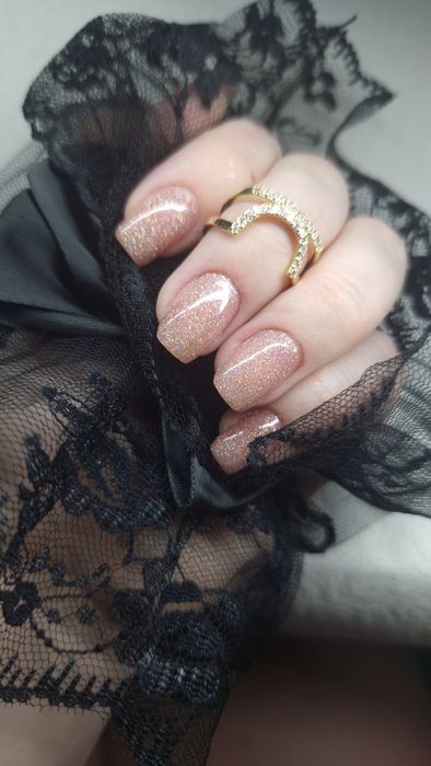 Paznokcie hybrydowe i żelowe  .