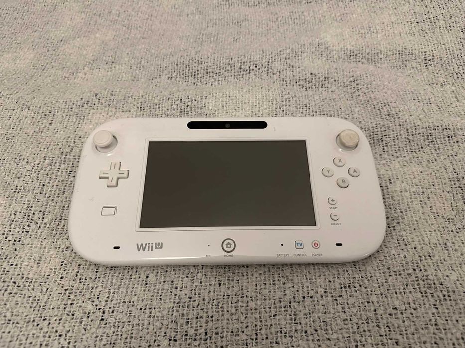 Nintendo Wii U + Nintendo Wii U Pad