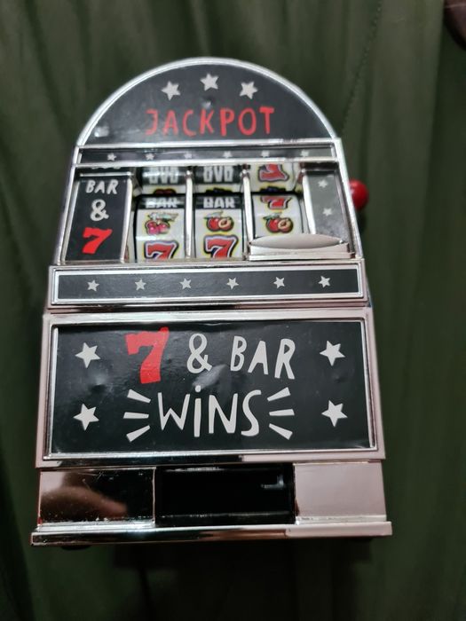 Slot machine eletrica e mealheiro novo na caixa