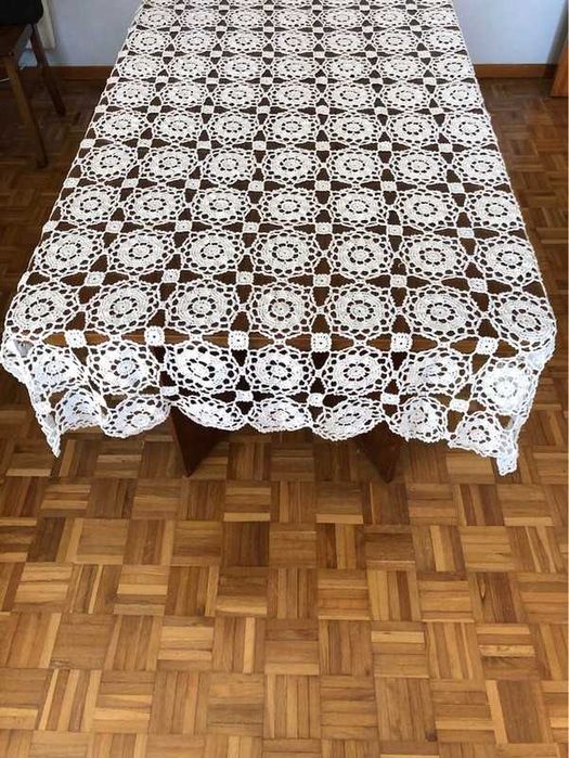 Toalha de Mesa Grande em Croché Feita à Mão – Padrão Floral / Rosáceas