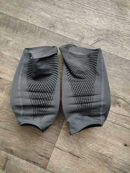 Футбольные щитки Nike