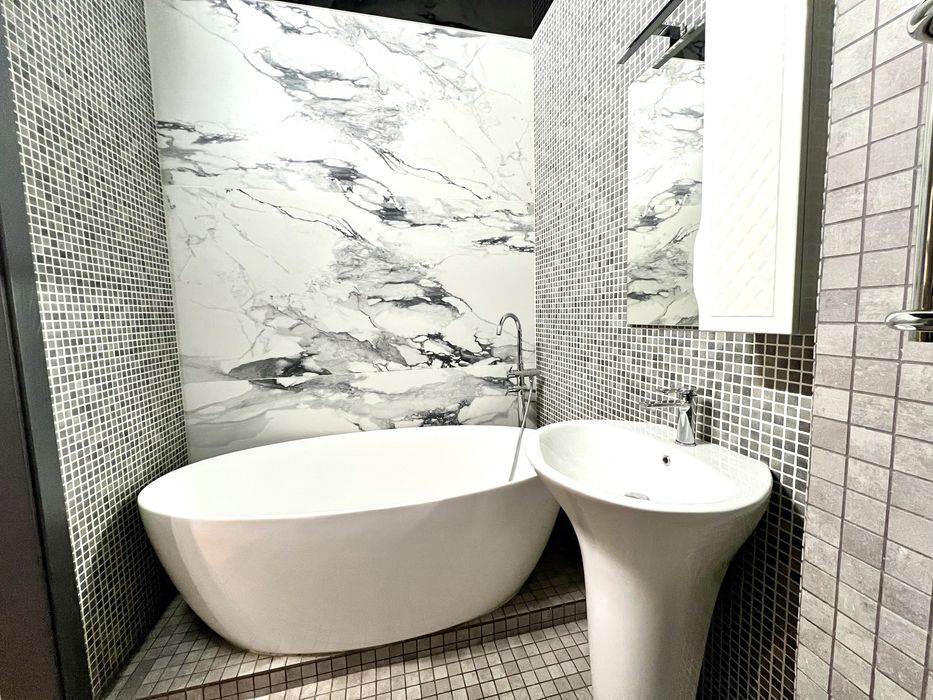 Сдам 2- ком с кухней гостинной и большым балконом .