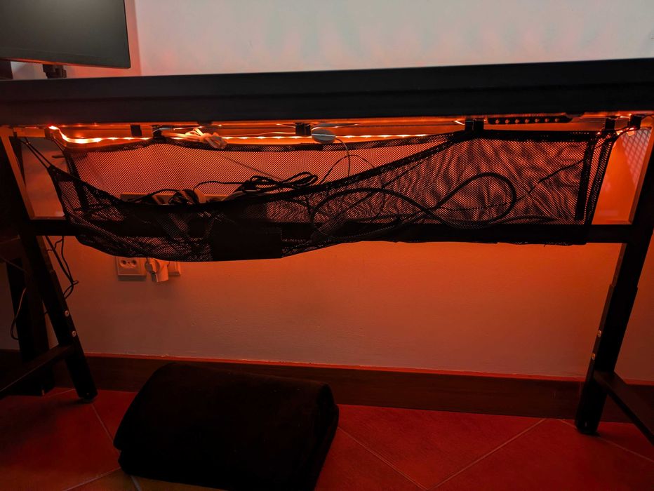 Black office table (UTESPELARE) + Acessórios