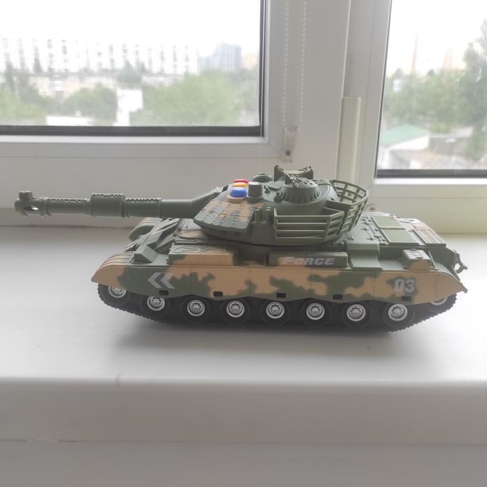 Іграшковий інерційний танк зі світлом і звуком будинок іграшок