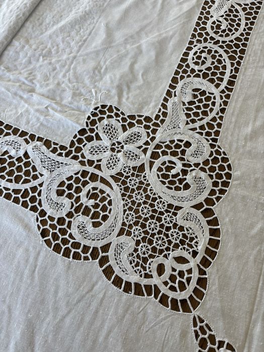 Toalha de mesa em linho com bordado richelieu e 12 guardanapos