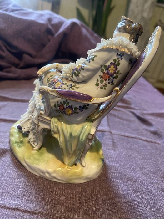 Продам статуетку спящая женщина в кресле, бахрома на юбке штамп