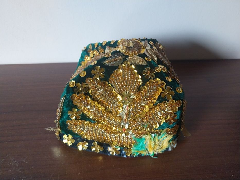 Stylowa czapka wyszywana cekinami