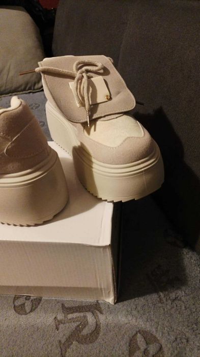 Sneakersy damskie kremowe na platformie.