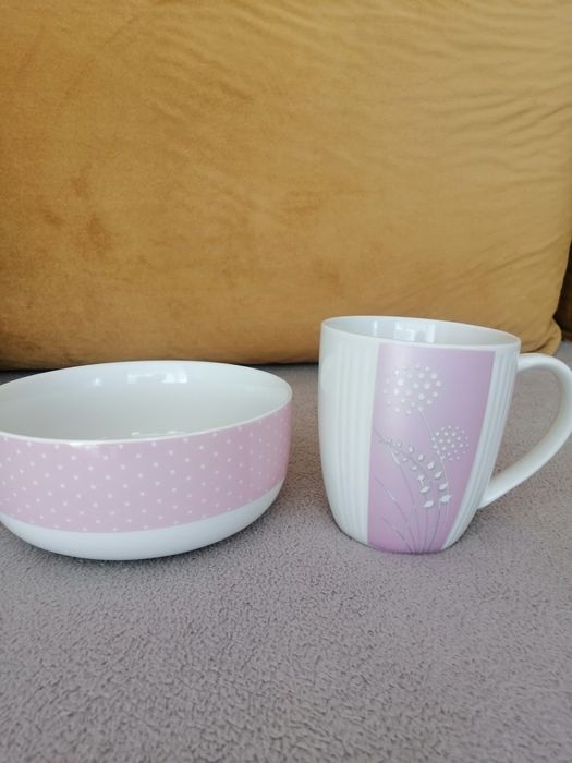 Misa i kubek w klimacie pudrowego różu