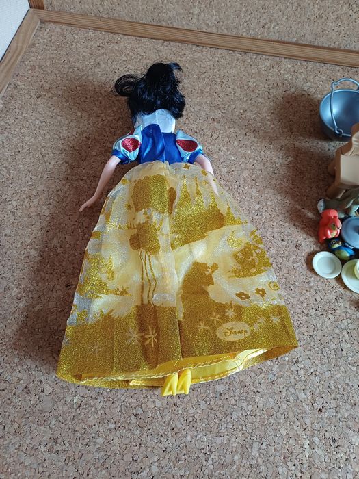 Branca de neve e os sete anões. 
Disney.