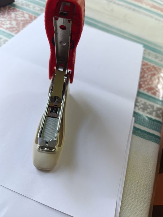 Степлер канцелярский.